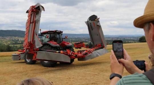 Elképesztő látvány! Íme a világ legszélesebb függesztett fűkaszája