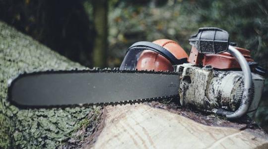 Láncfűrésszel támadt a gazdára, mert elégedetlen volt a traktoreladással