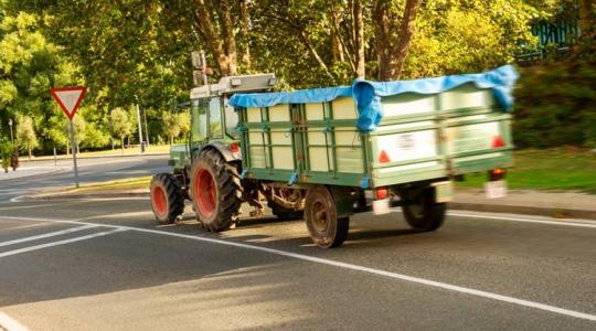 Jogosítvány nélkül, ittasan, vezetéstől eltiltva ült traktorba