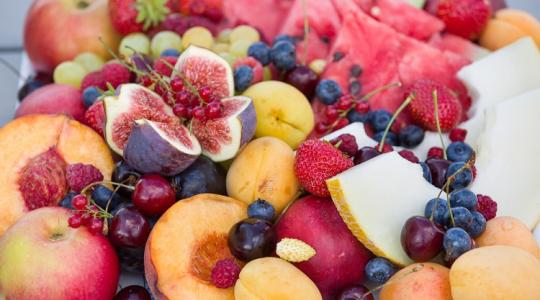 A nyár egyik legfinomabb és legédesebb gyümölcse most érik, és még a rákos sejtek ellen is hatásos!