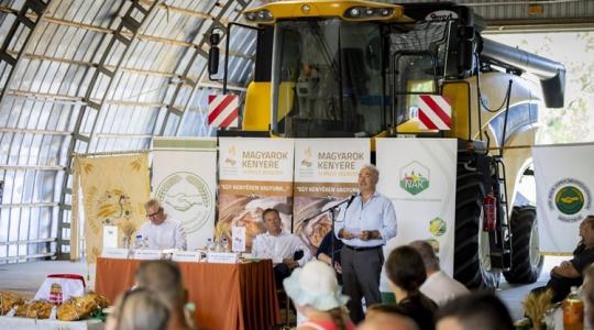 A gazdák megfeszített munkája van az idei kenyér mögött