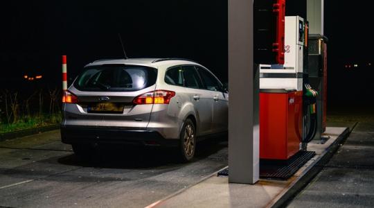 Oszlopnak nyomta a teherautó a fiatal sofőrt, nem élte túl