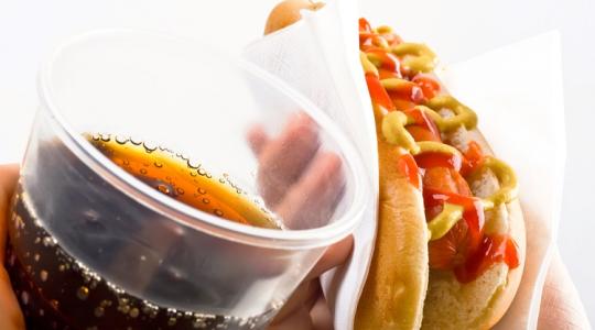 Nagyon vigyázz! Ezt teheti veled egy hot-dog és egy cukros üdítő!