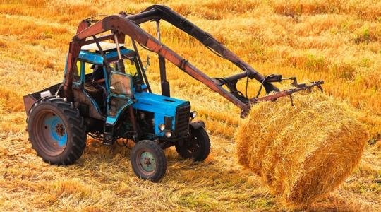 Mégis mit gondoltak? Traktoros bálalopás mint apa-fia program?