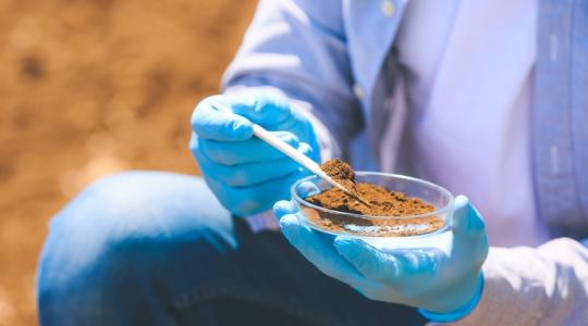 Tanácstalan gazdák, helybe érkező mobil labor: van, ahol így elemzik a talajt