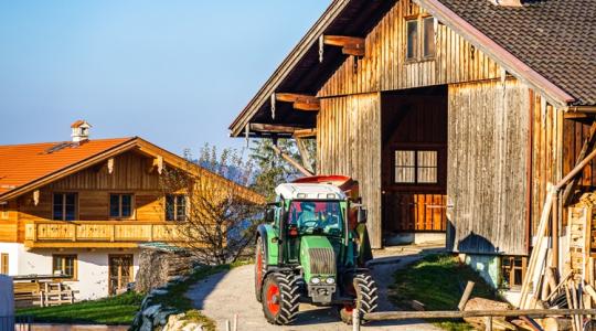 Traktorzaj és trágyaszag: számít-e, hogy ki volt itt előbb?
