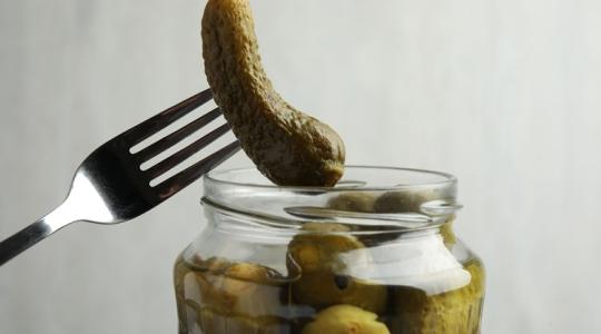 Ettől az egyszerű trükktől marad roppanós a savanyú uborka!