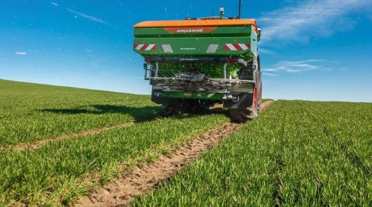 Önmagát kalibrálja: itt az Amazone új műtrágyaszórója +VIDEÓ