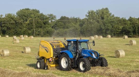 Okosabb, erősebb, strapabíróbb – Itt a New Holland Roll-Belt™ 180 és 150 PLUS bálázó