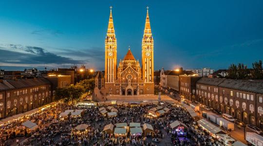 Őszi bormustra a Dóm téren: több mint 100 borászat várja a látogatókat Szegeden