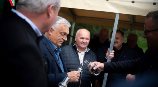 A magyar pálinka több egy italnál – ezt üzente Orbán Viktor Becsehelyről