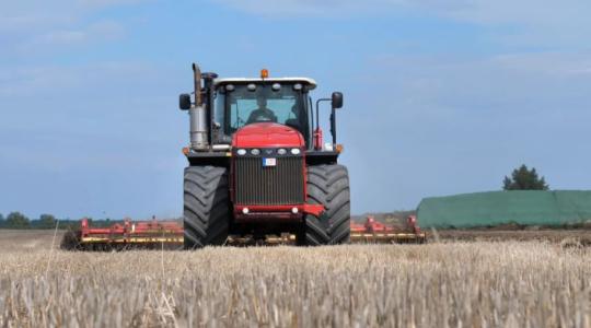 Versatile traktorok a békési kötött talajon – a Rábákat váltották ki +VIDEÓ