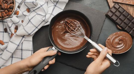 Soha ne olvaszd vízben a csokoládét a csomagolásával együtt – komoly veszélyt rejthet