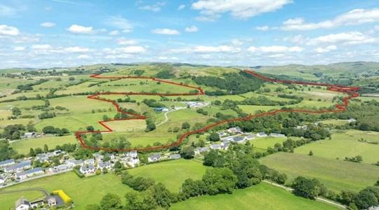 Ralipálya, állattelep és parasztház egy farmon – és most eladó