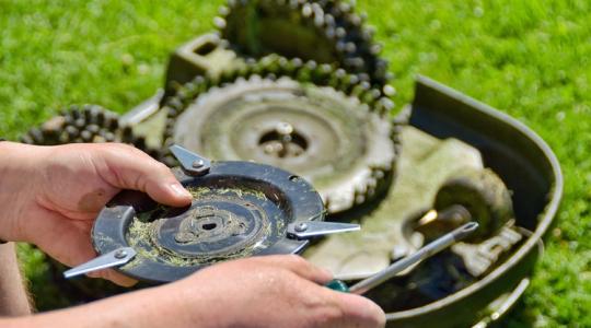 Soha ne tedd ezt ősszel a fűnyíróddal, ha jövőre is használni szeretnéd!