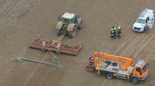 Életet mentett a lélekjelenlét – magasfeszültségű vezeték zuhant egy traktorra Bük közelében