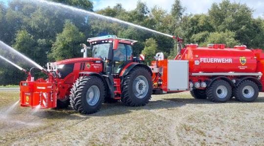 12 000 liter víz és három vízágyú – itt a világ legizmosabb traktora! +VIDEÓ