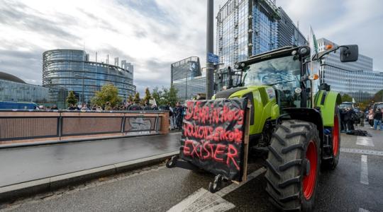 Talán ebből értenek: odagurultak a traktoros gazdák az uniós bürokraták ablaka alá