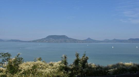 Iszapkotrással küzdenek a Balaton vízminőségének romlása ellen