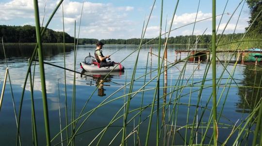 Videón a pillanat: fejjel borult a vízbe a horgász belly boatjával +VIDEÓ