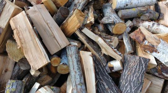 Tűzifa tárolás és szárítás – hogyan marad hatékony a fűtésed?