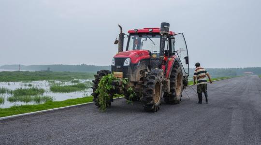 Nem csak a köd veszélyes – ősszel a sár is gyilkolhat az utakon
