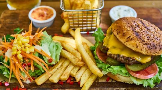 Az EU megadóztatná az egészségtelen élelmiszereket és alkoholos italokat