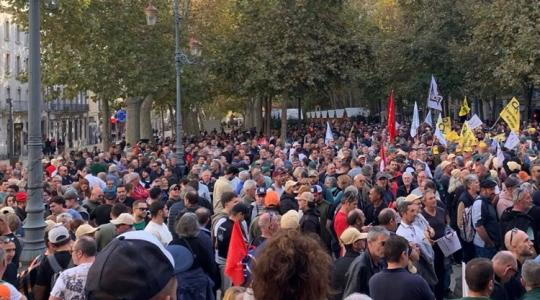Több ezer francia szőlősgazda vonult utcára