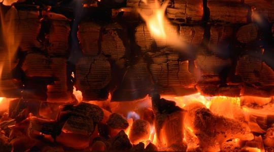 Lángra kapott a tűzifa: tragédia is történhetett volna