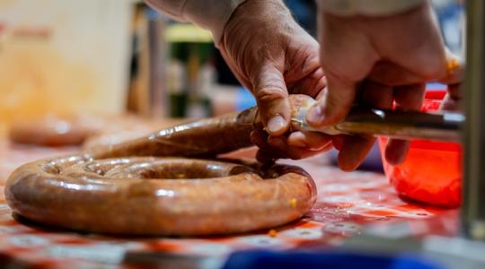 Így készül az igazi magyar házi kolbász