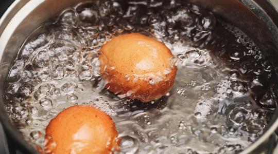 Elképesztő! Nehogy vízben főzd a tojást!