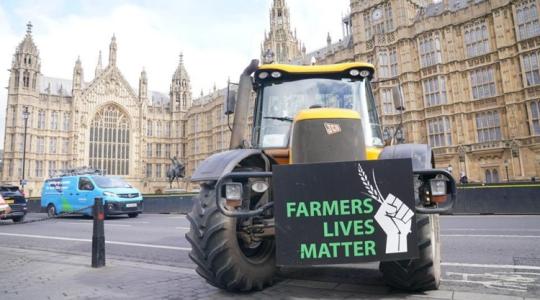 Fellázadnak a brit gazdák: traktorokkal vonulnak Londonba