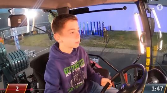 Elképesztő: a 13 éves tini simán nyerte a traktoros párbajt +VIDEÓ