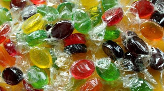 Változnak az élelmiszer-színezékekre és aflatoxinokra vonatkozó előírások