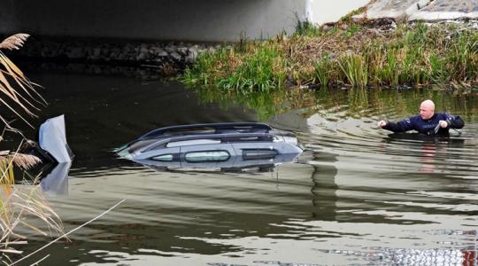 Autó zuhant a vízbe, utasok is ültek benne +VIDEÓ