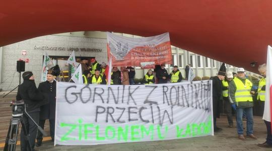 Eszkalálódik a helyzet: tiltakozási hullám söpör végig a lengyeleknél