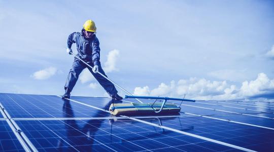 Napelemek téli tisztítása – mikor kell és mikor tilos?