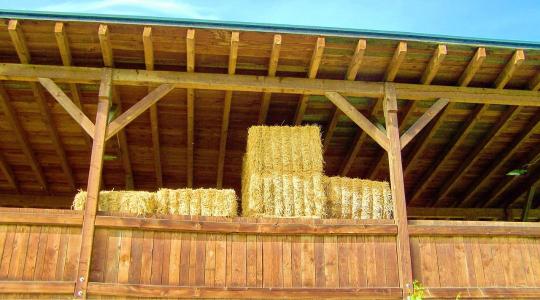 Szalma tárolása télen – miért veszélyes a rossz szellőzés?