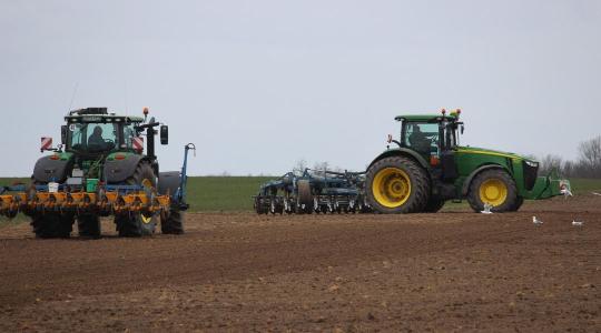 Déli áramlással enyhe, nedves léghullámok érkeznek fölénk
