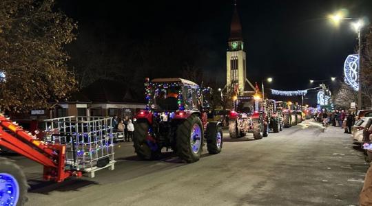 Micsoda adventi fények: 20 kivilágított traktorral ünnepeltek +VIDEÓ