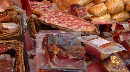 Illegális hússzállítmányokat buktattak le Röszkén 