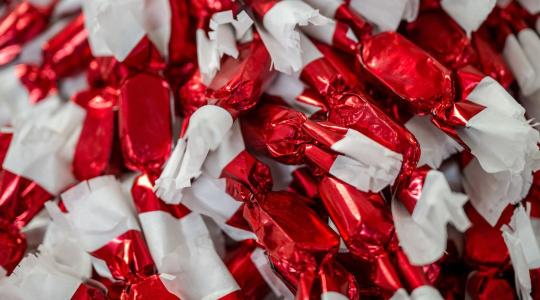 Pisztáciás, vörösboros, áfonyás: új szaloncukor-ízek lepték el a boltokat