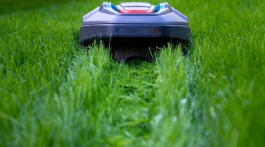 Husqvarna-panasz nyomán vizsgálja az EU a kínai robotfűnyírókat