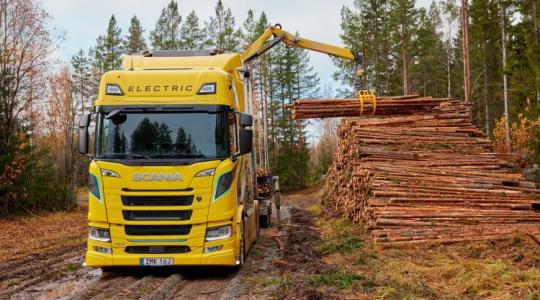 Elektromos monstrum az erdőben: világpremier a faanyagszállításban Svédországban +VIDEÓ