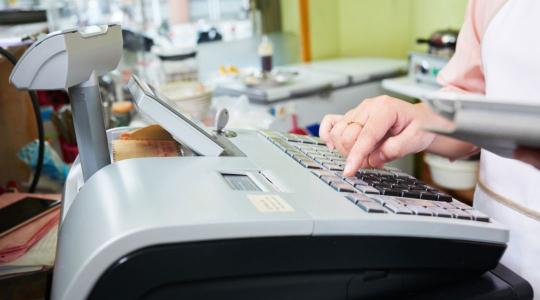 Furcsa pénztárgéphasználat miatt vizsgált cégeket a NAV