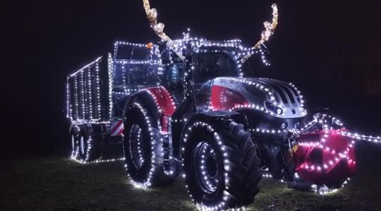 Nem mindennapi látvány: karácsonyi díszbe öltözött a traktor