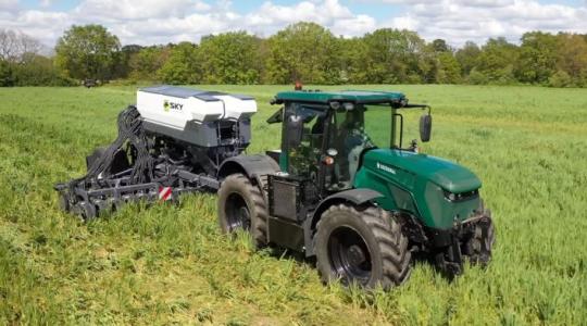 Gazdák bevonásával fejleszti elektromos traktorát a Seederal +VIDEÓ