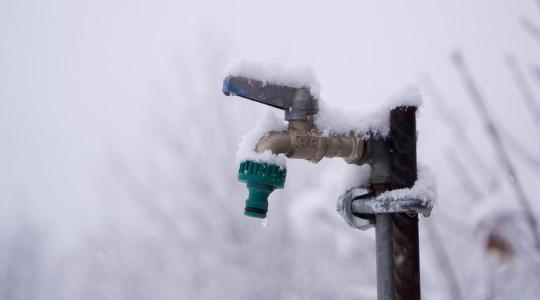 Kerti csapok, vízórák, vezetékek: Sokba kerülhet a figyelmetlenség!