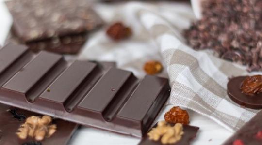 Kesernyés íz, lassabb öregedés? Meglepő titok az étcsokiban