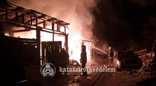 Rommá égett egy pajta Zalában – a lomok nehezítették az oltást